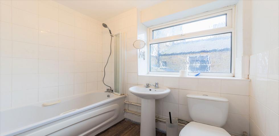 			2 Bedroom, 1 bath, 1 reception Flat			 Victoria Road, QUEENS PARK 